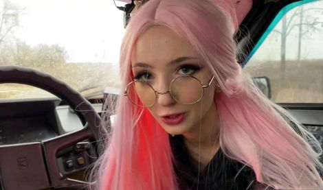 Красуня росіянка віддається хлопцеві в дупку і навіть тестує нові секс іграшки