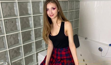 Прямо в туалеті, москаль виїбав красиву дівчину свого кращого друга