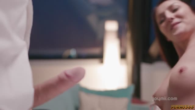 Спокуслива дівчина запрошує хлопця до інтимної близькості після знайомства