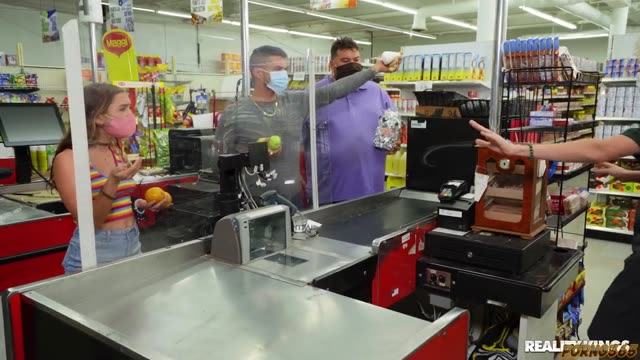 Приголомшливий ажіотаж у супермаркеті: покупці збігаються подивитися на вродливу працівницю