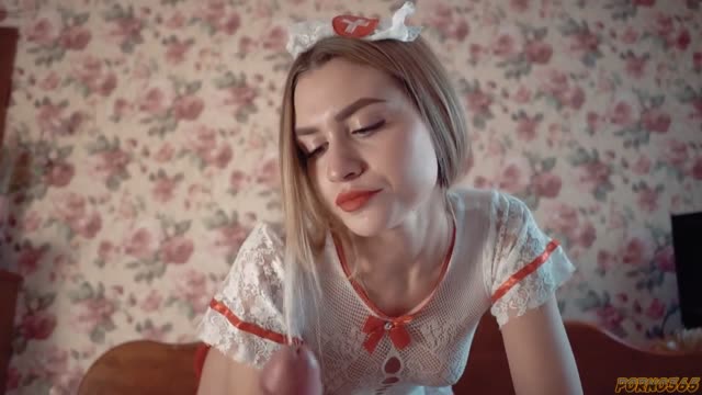 Медсестра у формі влаштовує вдома пристрасний секс і гарячий мінет для коханого