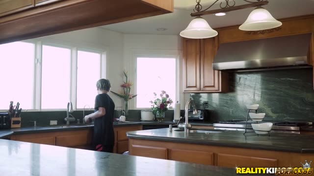 Мати подруги втішається оральними ласками та членом її хлопця — відверте відео